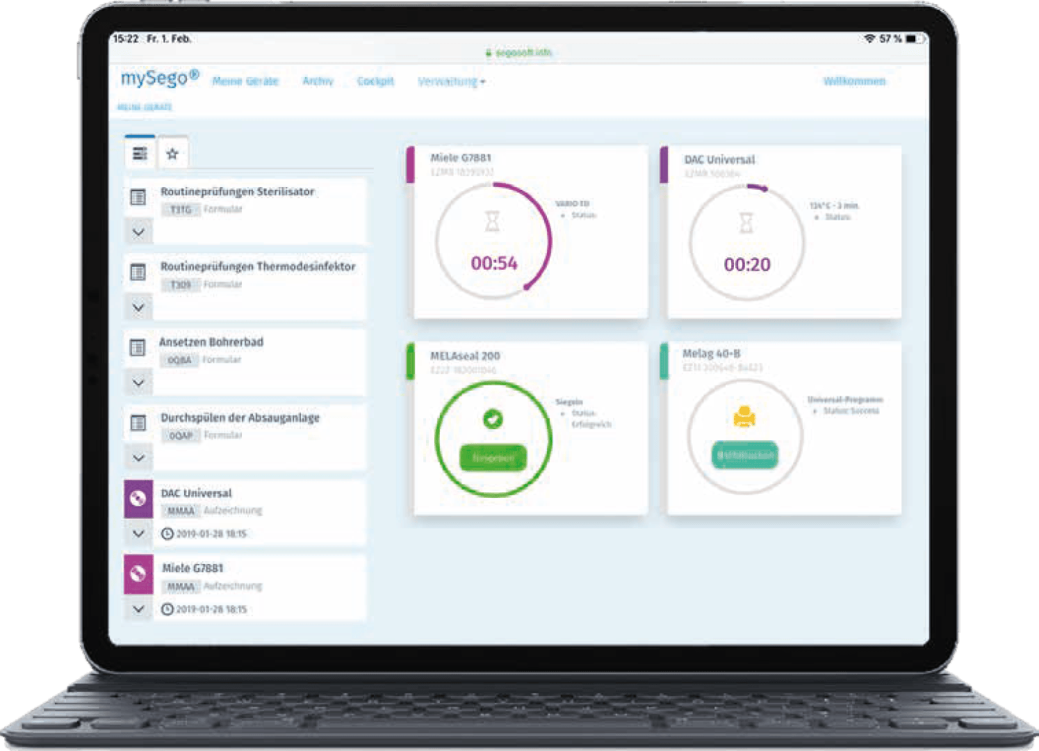 Ein Tablet zeigt ein Dashboard mit verschiedenen Widgets an, darunter Timer, Aufgabenlisten und Statusanzeigen für Sterilisator- und Desinfektionsmittelroutinen unter der Oberfläche mySeg®.