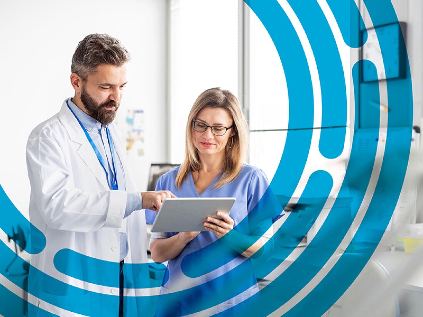Ein Arzt und eine Krankenschwester schauen gemeinsam auf ein Tablet in einer hellen Arztpraxis, im Vordergrund sind blaue, kreisförmige grafische Überlagerungen zu sehen.