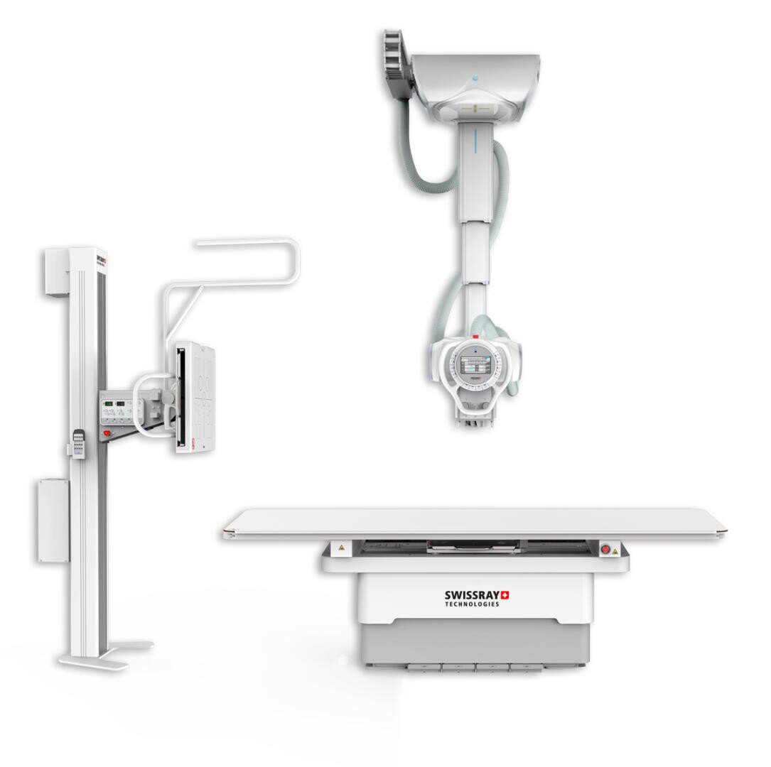 Ein medizinisches Röntgenbildgebungssystem mit einem an der Wand montierten vertikalen Stativ, einer Röntgenröhre und einem Patientenuntersuchungstisch, alle mit Swissray Technologies beschriftet, auf weißem Hintergrund.