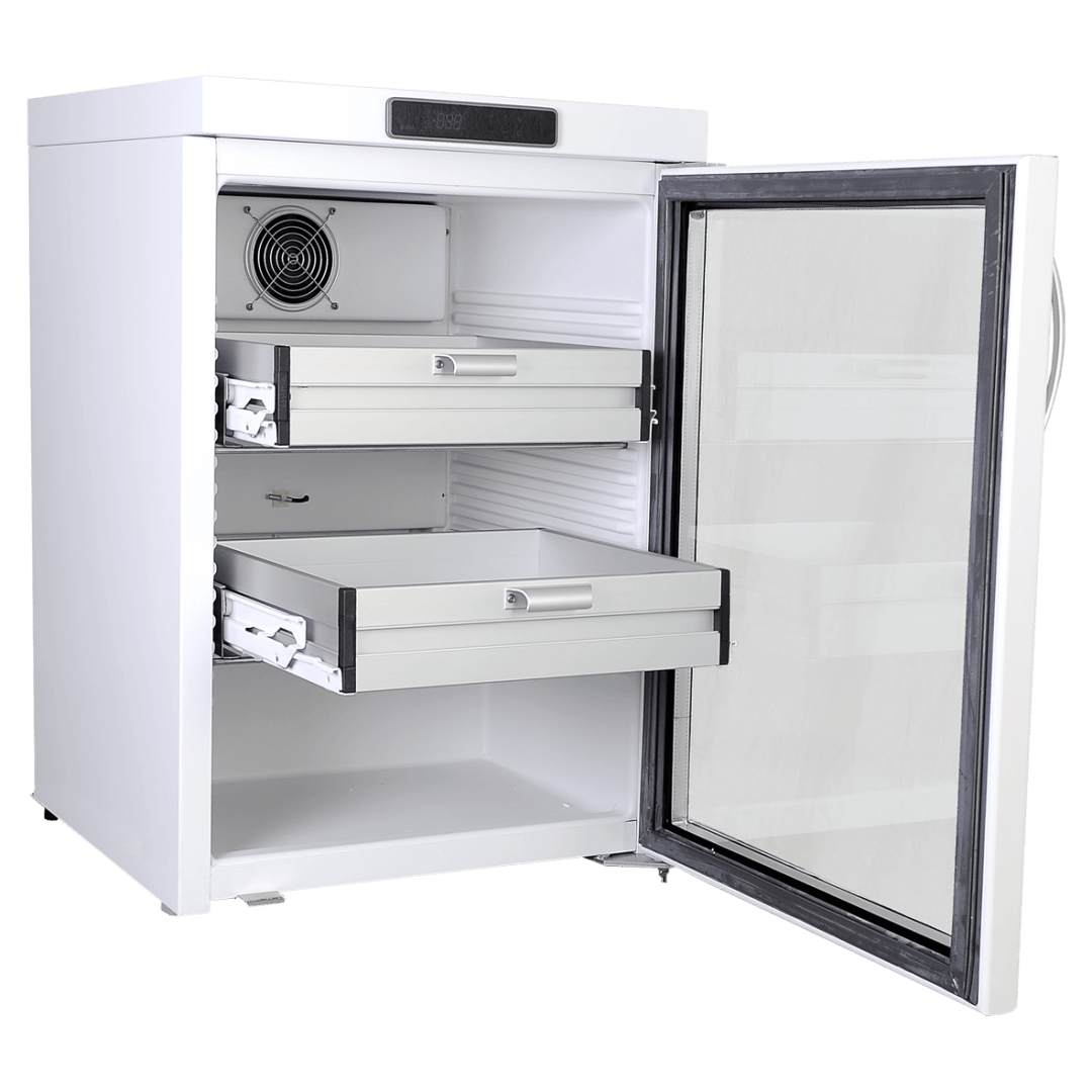 Ein weißer Minikühlschrank mit geöffneter Tür, durch die zwei Metallschubladen im Inneren und ein Kühlventilator an der Rückwand zu sehen sind. Der Innenraum ist leer, und der Kühlschrank steht vor einem schlichten weißen Hintergrund.