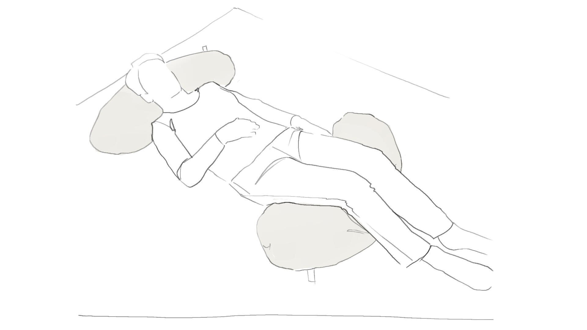 Eine Person, die auf der Seite liegt, gestützt durch Kissen hinter dem Kopf, im Rücken und zwischen den Knien. Die Zeichnung ist minimalistisch und verwendet einfache Linien mit weichen Schattierungen für die Kissen.