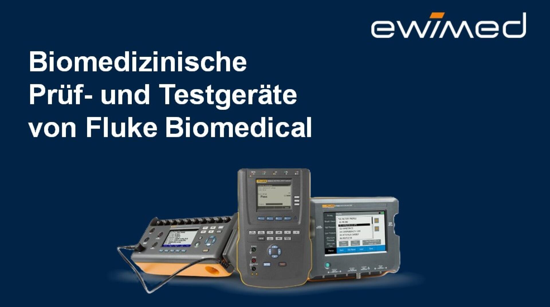 Auf einem dunkelblauen Hintergrund sind drei Prüfgeräte von Fluke Biomedical neben dem Text „Biomedizinische Prüf- und Testgeräte von Fluke Biomedical“ und dem ewimed-Logo abgebildet.