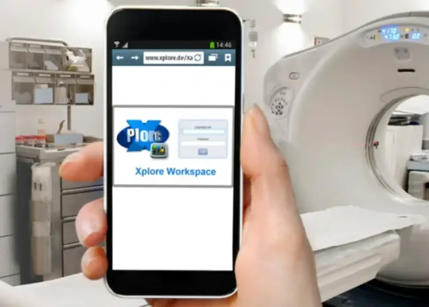 Une personne tient un smartphone sur lequel s'affiche l'écran de connexion à Xplore Workspace, avec un scanner CT en arrière-plan.