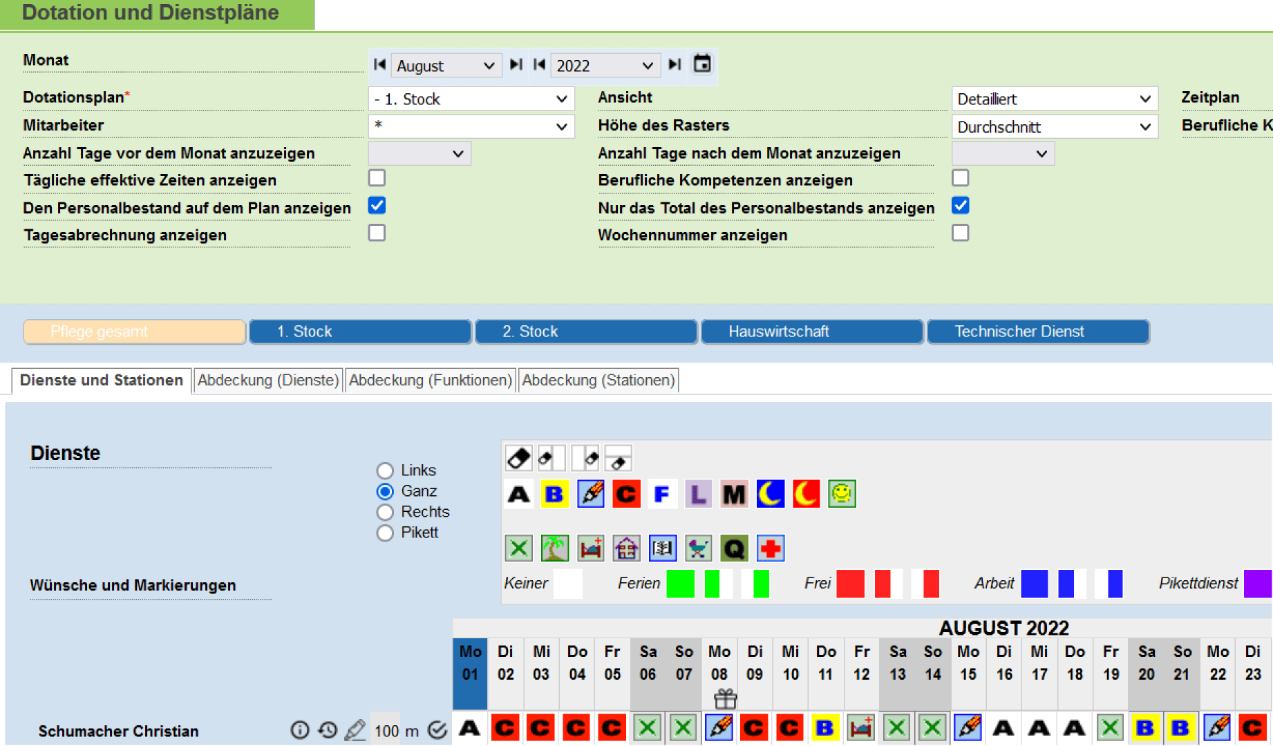 Ein Screenshot der Benutzeroberfläche einer Planungssoftware zeigt einen Dienstplan für den August 2022. Verschiedene Symbole, Namen und farbcodierte Blöcke zeigen Schichten, Abwesenheiten und Zuweisungen in einem Kalendergitter an.