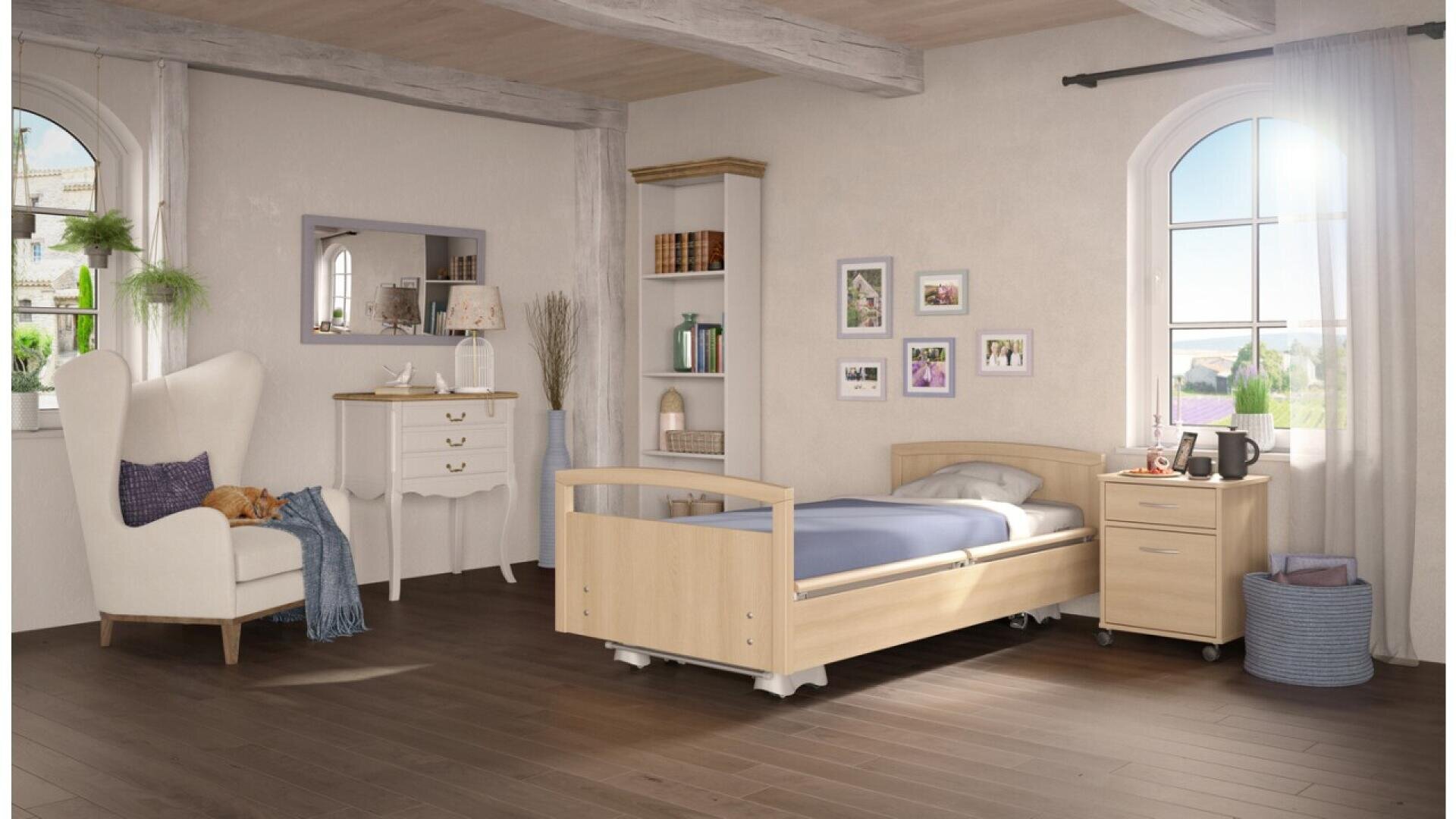 Une chambre à coucher confortable et ensoleillée avec un lit de type hospitalier, un fauteuil blanc, une commode, une table de nuit et des étagères murales. Les grandes fenêtres laissent entrer la lumière naturelle ; les photos encadrées et la décoration créent une atmosphère accueillante.