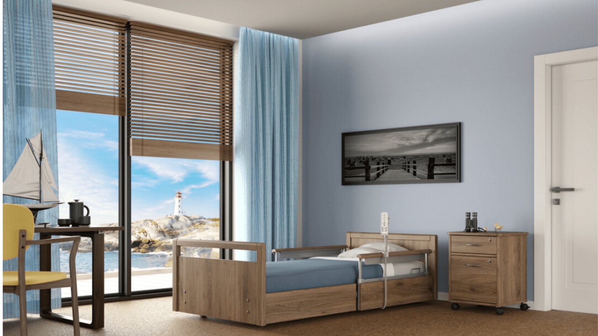 Une chambre d'hôpital moderne avec un lit simple, des meubles en bois, une petite table avec une chaise jaune, une maquette de voilier et de grandes fenêtres avec des rideaux bleus offrant une vue sur la mer et un phare.