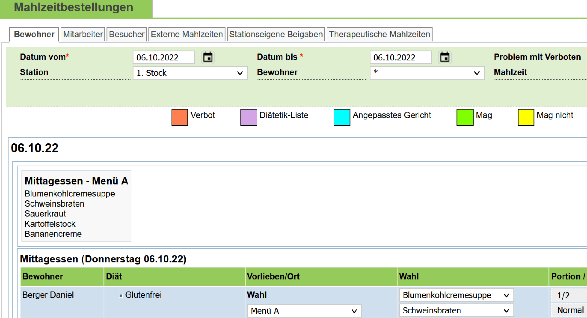 Screenshot der Oberfläche eines deutschen Essensbestellsystems für eine Pflegeeinrichtung. Sie zeigt die Datumsauswahl, diätetische Einschränkungen und eine Liste von Essensoptionen für den 6. Oktober 2022, einschließlich Suppen und Schweinefleischgerichte für die Bewohner.