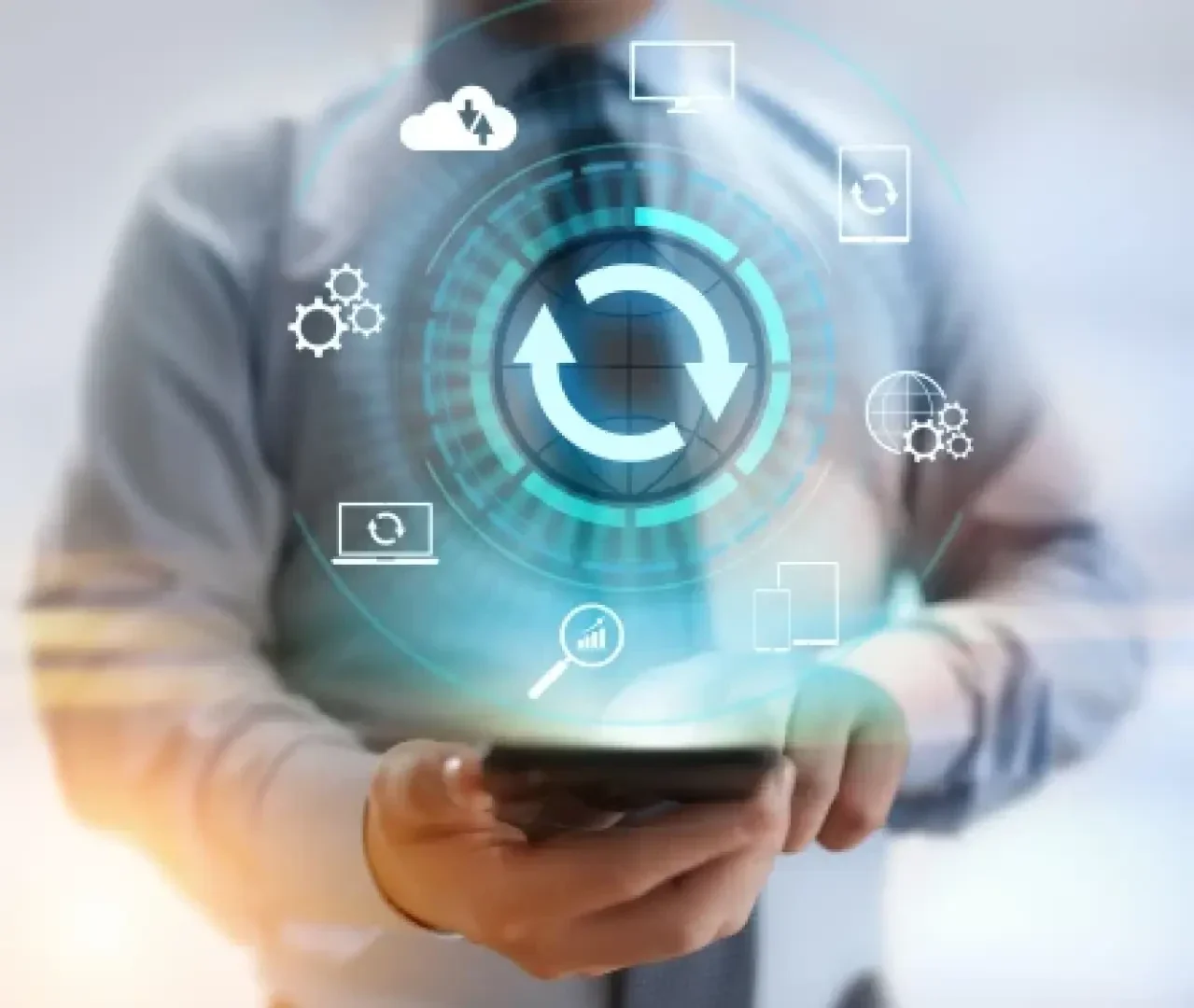 Eine Person im Anzug, die ein Smartphone bedient, auf dessen digitaler Benutzeroberfläche ein Aktualisierungssymbol und verschiedene Technologie-Symbole zu sehen sind, die darüber schweben.