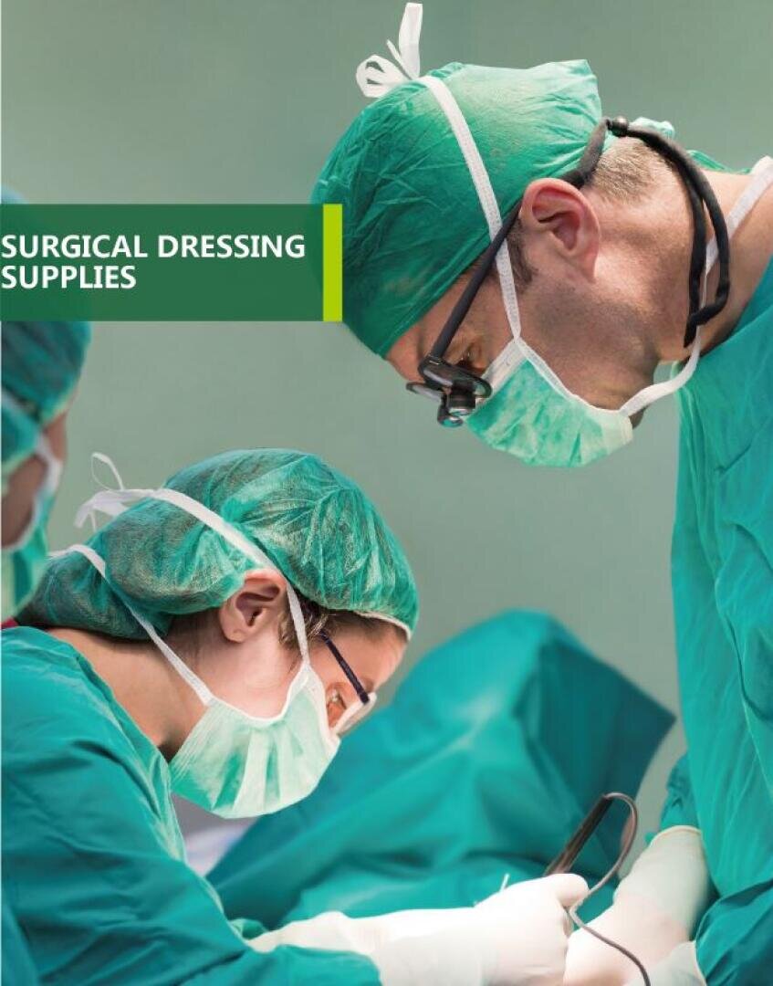 Zwei Chirurgen in grünen Kitteln, Masken und Mützen führen eine Operation unter hellem Licht durch, mit dem Text Surgical Dressing Supplies auf dem Bild.