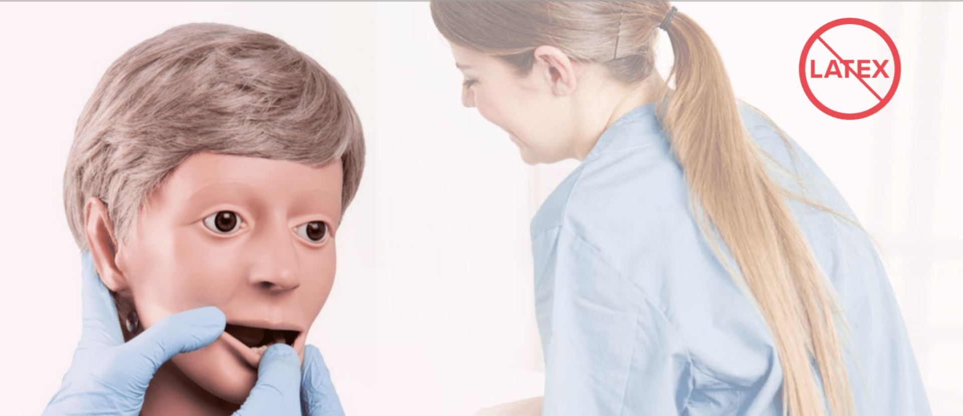 Ein medizinisches Fachpersonal untersucht eine medizinische Übungspuppe, auf der in einer Ecke das Symbol Latexfrei zu sehen ist.