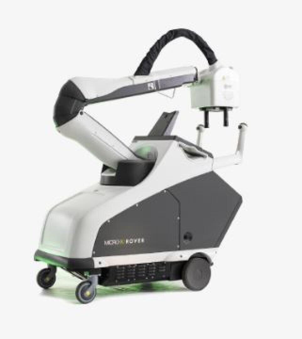 Ein kompakter Roboter auf Rädern mit einem großen Gelenkarm und einem Kameraaufsatz mit der Aufschrift MICROROVER, der für industrielle oder technische Aufgaben entwickelt wurde, vor einem schlichten weißen Hintergrund.