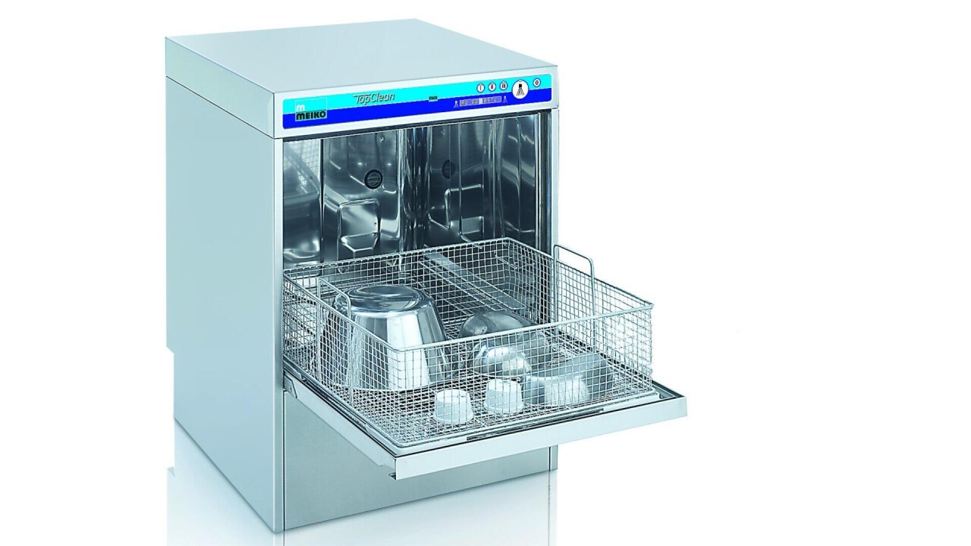 Un lave-vaisselle commercial avec sa porte ouverte, montrant une grille métallique contenant divers plats et bols en acier inoxydable à l'intérieur d'un espace propre et réfléchissant.