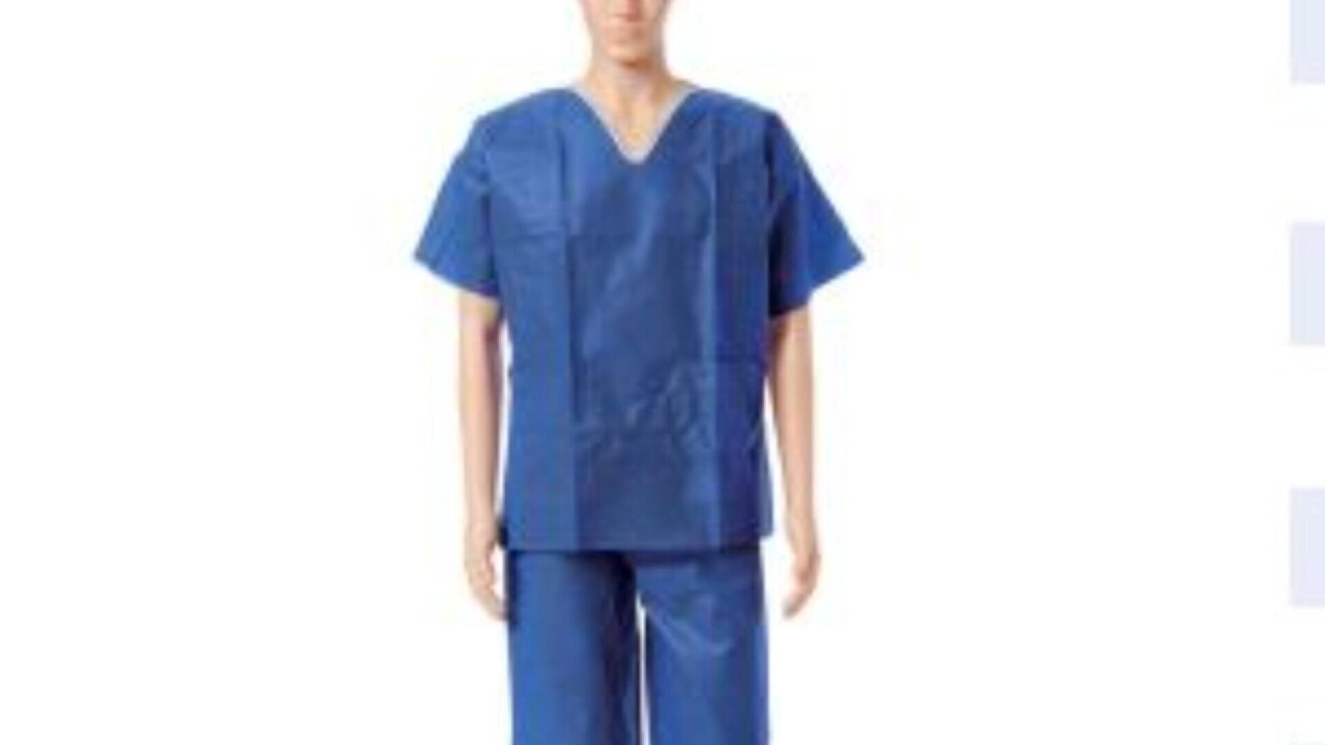 Un mannequin vêtu d'une blouse médicale bleue, composée d'un haut à manches courtes en V et d'un pantalon assorti, debout sur un fond blanc uni.