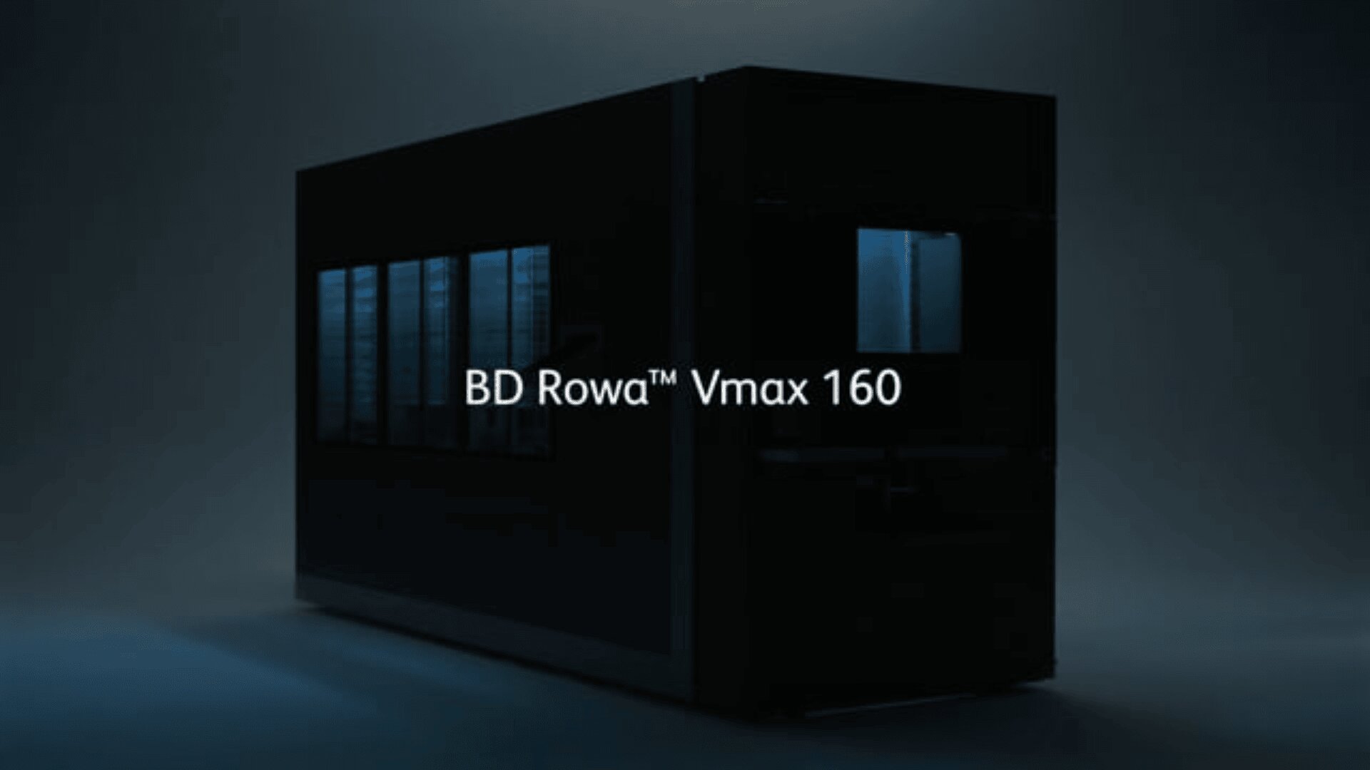 Ein großer, dunkler Apothekenautomat mit der Aufschrift BD Rowa™ Vmax 160 steht in einem schwach beleuchteten Raum mit blau beleuchteten Tafeln an der Seite.