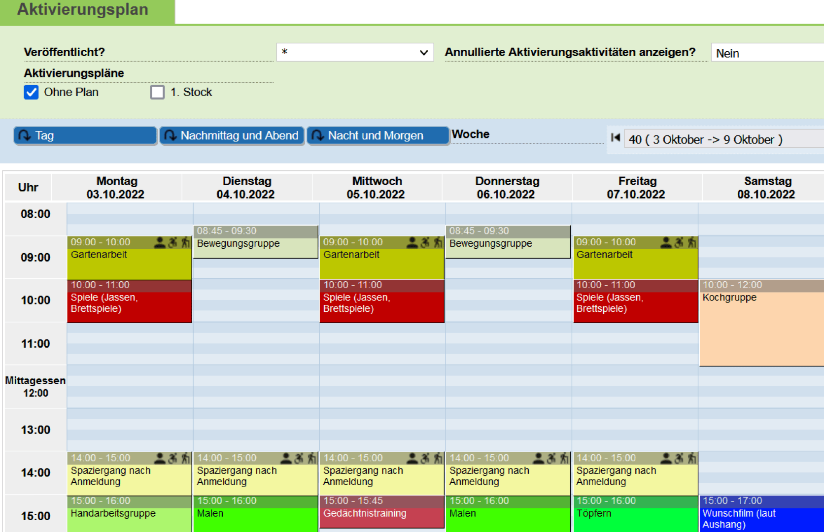 Ein digitaler Wochenplan zeigt die täglichen Aktivitäten für eine Pflegeeinrichtung an. Aktivitäten wie Bewegungsgruppen, Gedächtnistraining und Backen sind farblich und zeitlich von Montag bis Sonntag, 3. bis 9. Oktober 2022, aufgelistet.