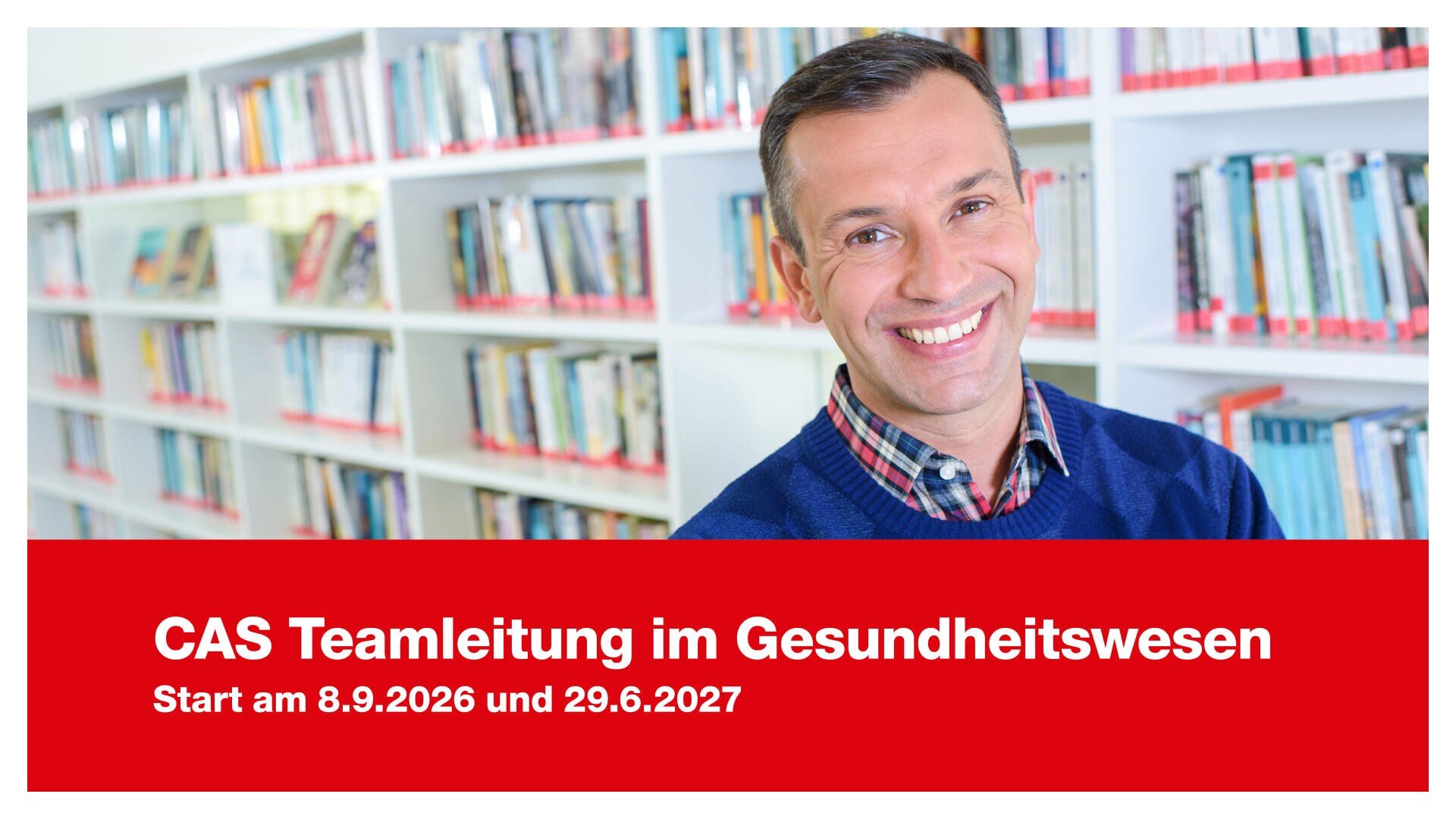 Un homme souriant dans une bibliothèque ; sur une bannière rouge, on peut lire en allemand : « Direction d'équipe CAS dans le secteur de la santé ». Début le 8 septembre 2026 et le 29 juin 2027.