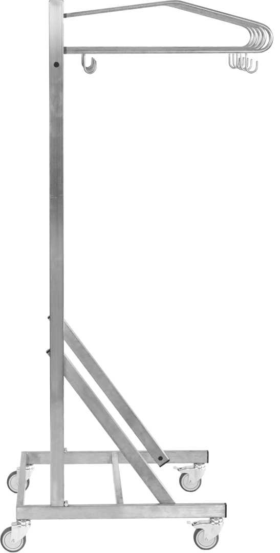 Seitenansicht eines Metallkleiderständers auf Rollen mit mehreren Metallbügeln, die an der oberen horizontalen Stange hängen. Das Regal hat ein robustes Industriedesign mit einer rechteckigen Basis.