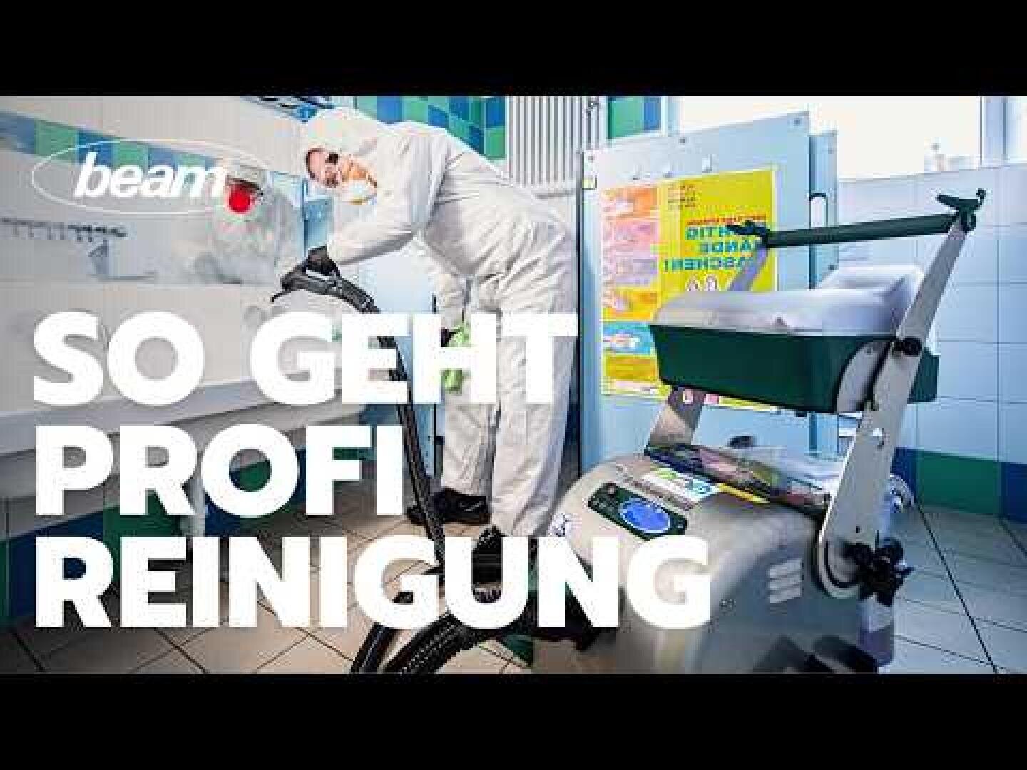 Eine Person in Schutzkleidung reinigt ein gefliestes Badezimmer mit einer professionellen Reinigungsmaschine. Der große deutsche Text auf dem Bild lautet: SO GEHT PROFI REINIGUNG. In der oberen linken Ecke befindet sich ein Balkenlogo.