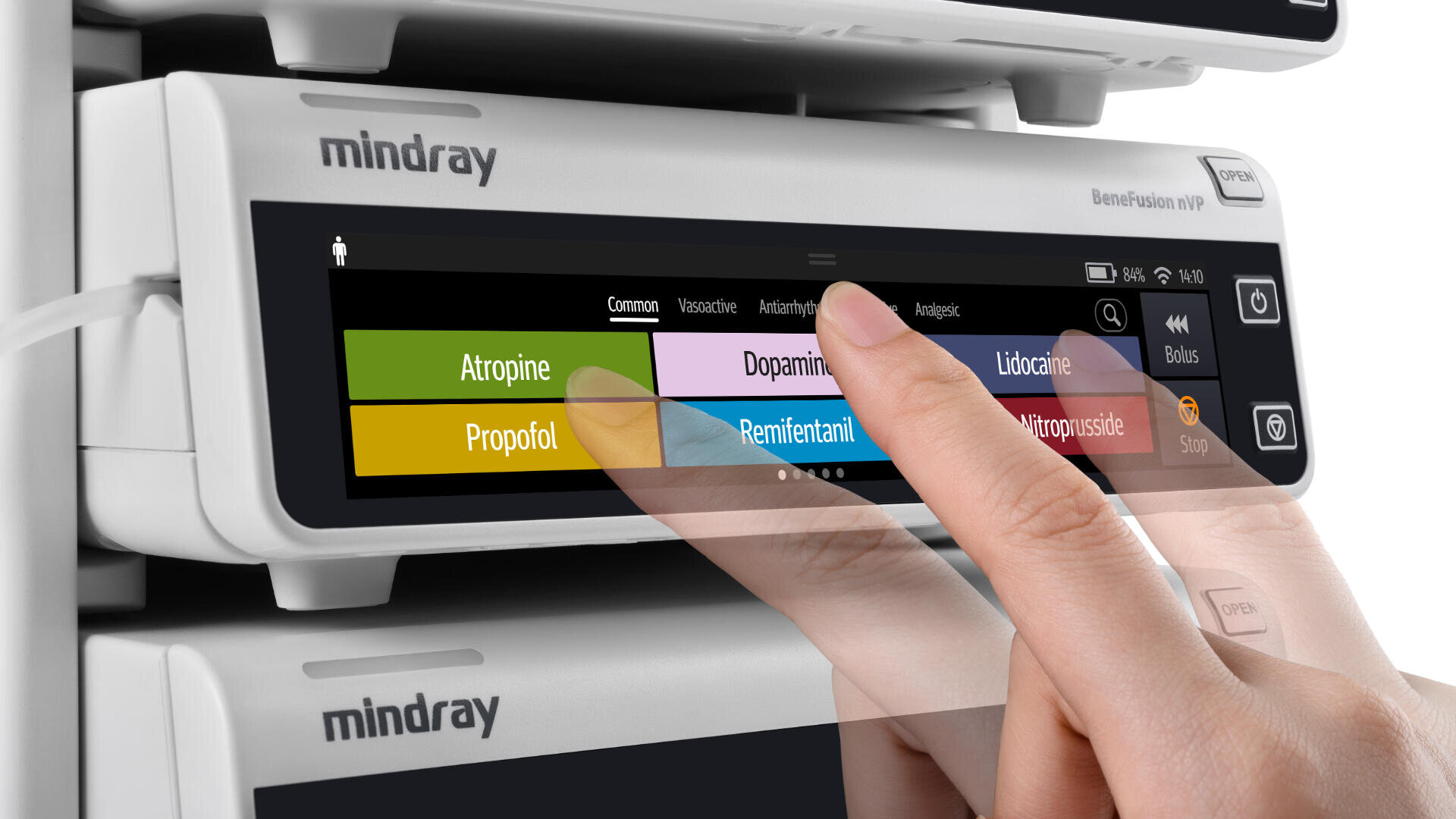 Eine Hand berührt die Touchscreen-Oberfläche eines Mindray BeneFusion VP-Medizinprodukts und wählt zwischen Optionen wie Atropin, Dopamin, Propofol und Remifentanil.