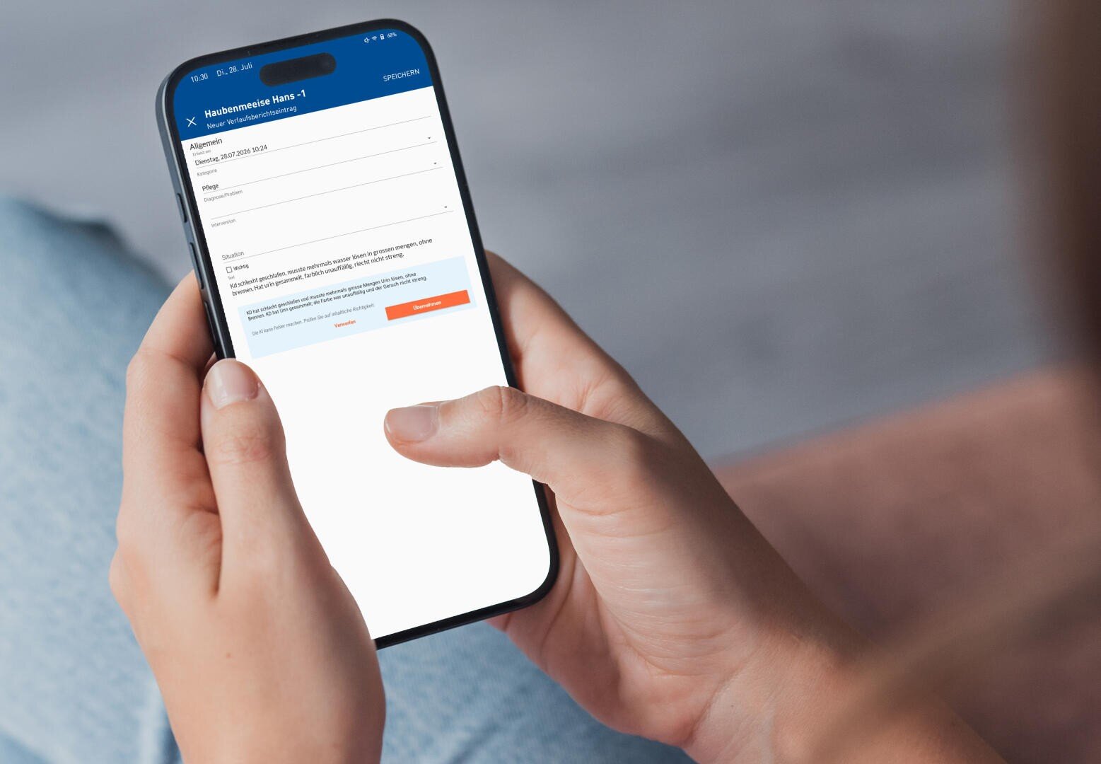 Eine Person hält ein Smartphone in der Hand und füllt ein Formular für eine Wartungsanfrage auf dem Bildschirm aus. Das Formular enthält Eingabefelder für Betreff, Art der Anfrage und Beschreibung.