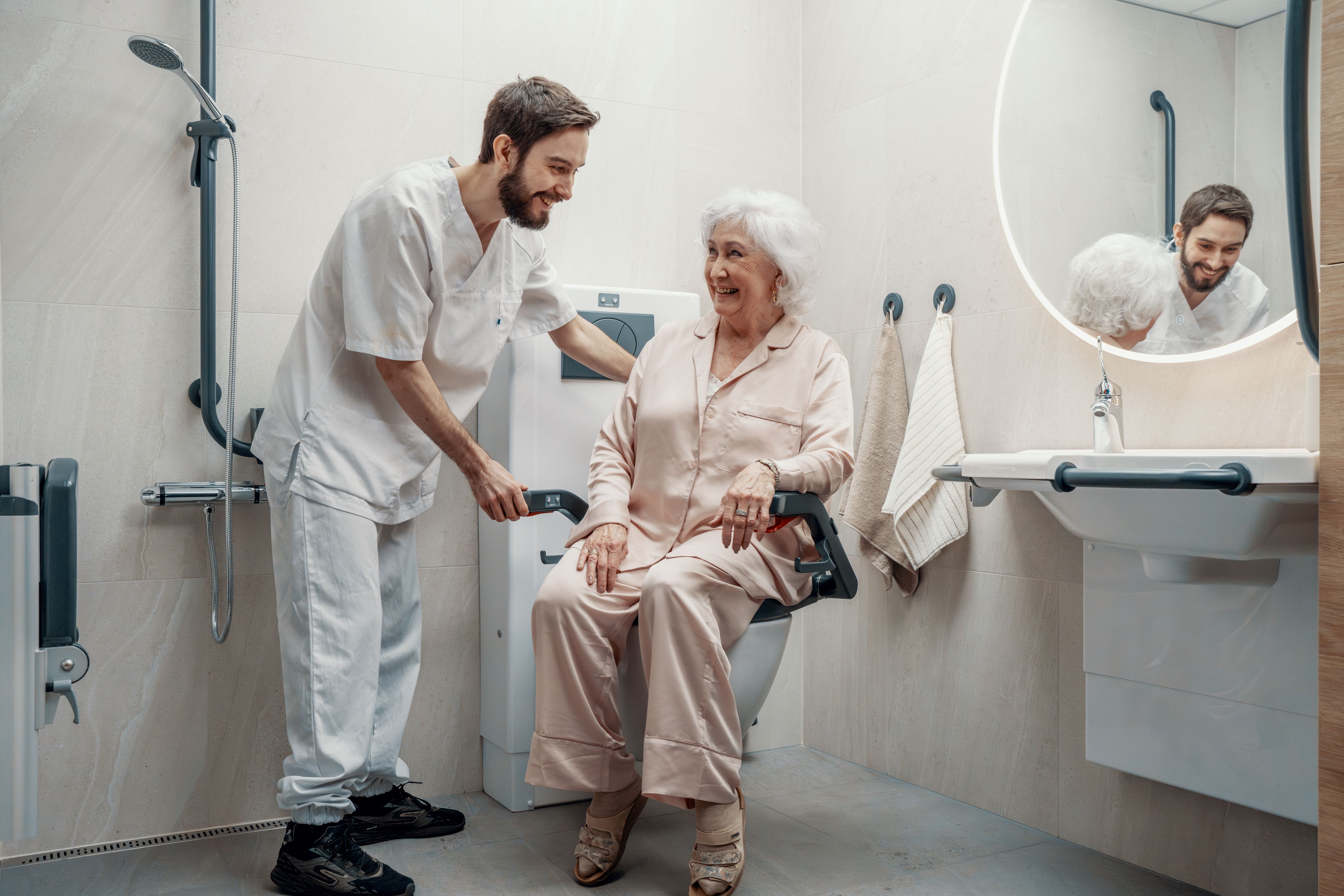 Old Lady with nurse.jpg (1.9 MB)