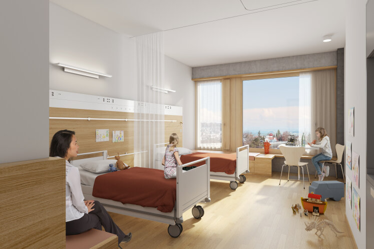 Ein modernes Krankenhauszimmer mit zwei Kindern, von denen eines auf einem Bett und das andere an einem Tisch an einem großen Fenster sitzt, und einem Erwachsenen, der in der Nähe sitzt. Das Zimmer ist hell, mit Holzböden, Spielzeug und Kinderzeichnungen an den Wänden.
