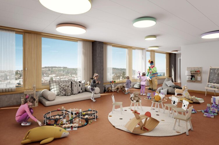 Ein helles, modernes Spielzimmer mit großen Fenstern, weichen Sitzgelegenheiten und runden Teppichen. Mehrere kleine Kinder spielen mit Spielzeug, Bauklötzen und Schaukelpferden. An den Wänden befinden sich Regale und eine Kreidetafel, und draußen ist die Stadt zu sehen.