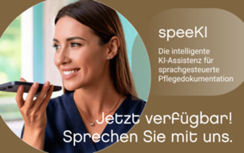 Eine lächelnde Frau spricht neben dem Schriftzug speeKI – einem intelligenten KI-Assistenten für die sprachgesteuerte Pflegedokumentation – in ein Smartphone, während der Text Jetzt verfügbar! Sprechen Sie mit uns. zu sehen ist.