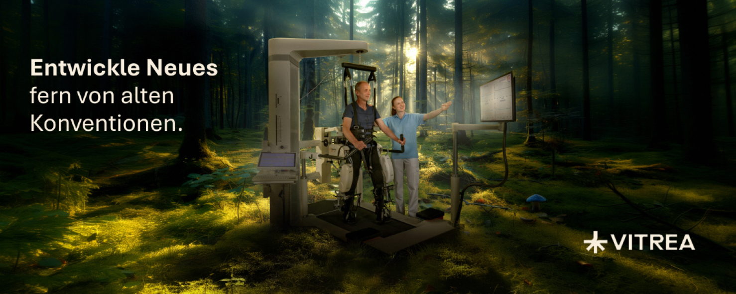 Ein Mann nutzt ein robotergestütztes Reha-Gerät, während ihm eine Frau in einem üppigen Wald zur Seite steht. Links sind deutscher Text und das VITREA-Logo zu sehen, die Natur und Medizintechnik miteinander verbinden.