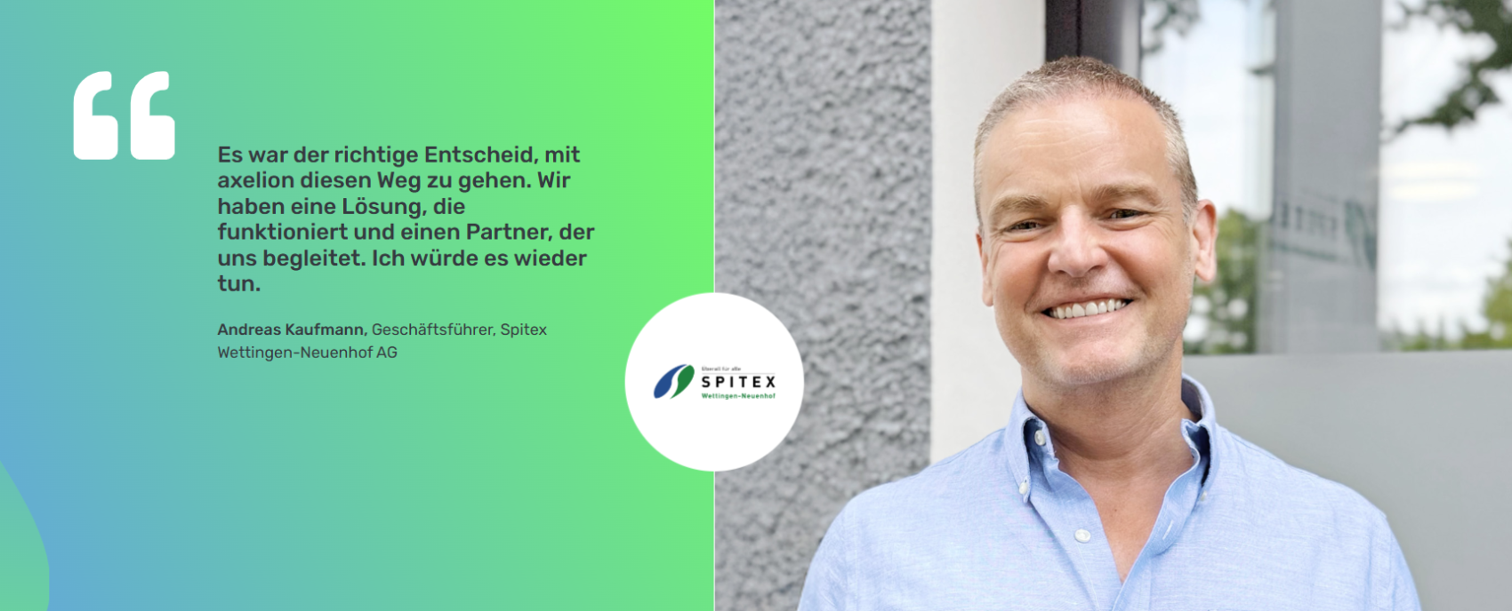 Ein lächelnder Mann steht neben einer Glastür. Links neben einem grün-weißen SPITEX-Logo ist ein deutscher Text mit einem Zitat, seinem Namen und seiner Berufsbezeichnung zu sehen. Der Hintergrund besteht aus einer Mischung aus Grau, Grün und Weiß.